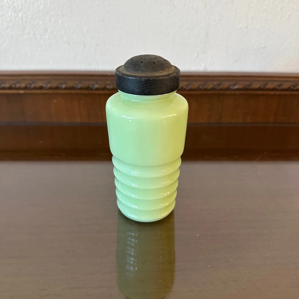 Vintage Jeannette Jadeite Horizontal Ribbed Shaker Uranium Glass Glows 4.5''